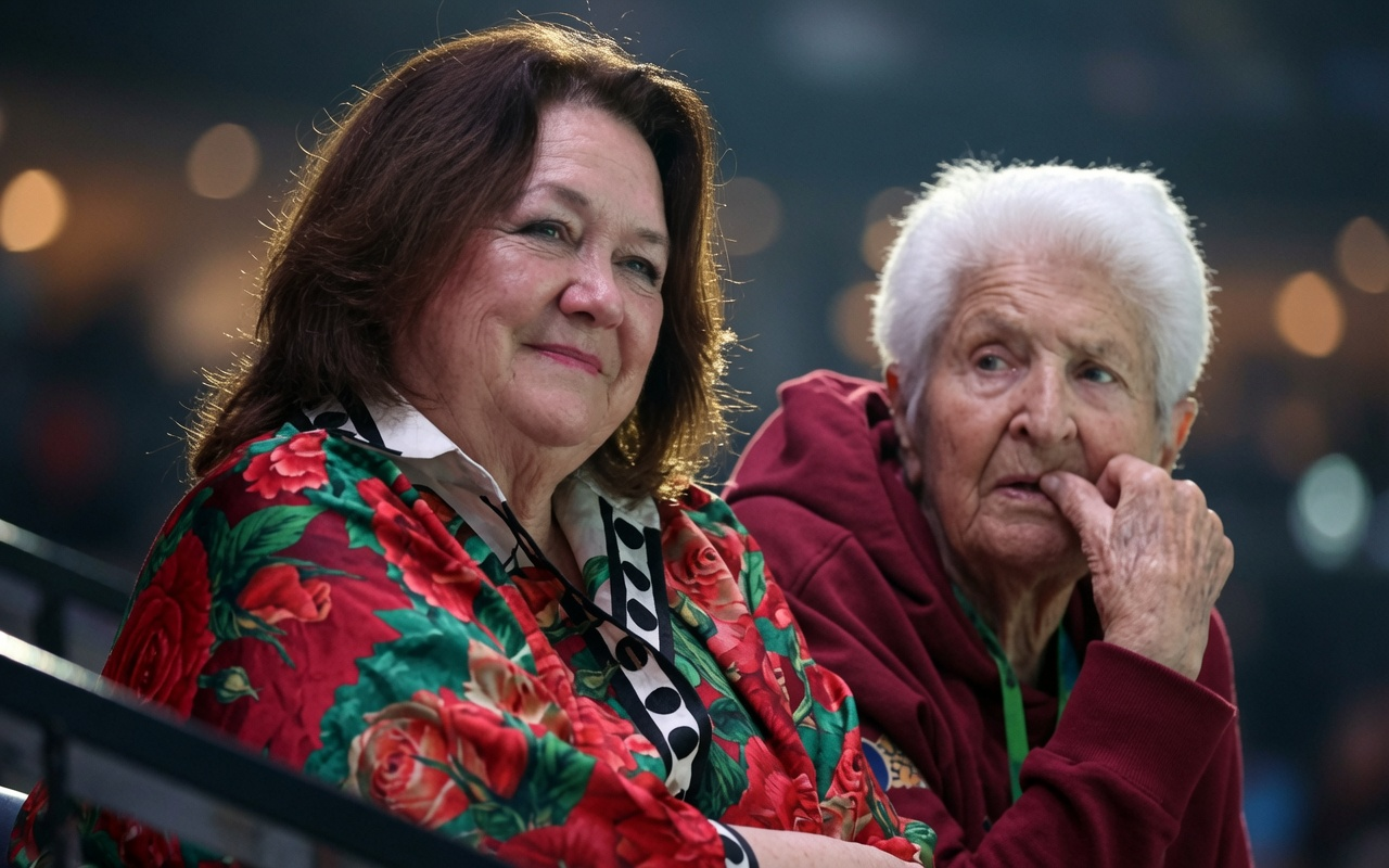 Australian swimmers at the Commonwealth Games as Gina Rinehart's bonus scheme sparks sponsorship debate